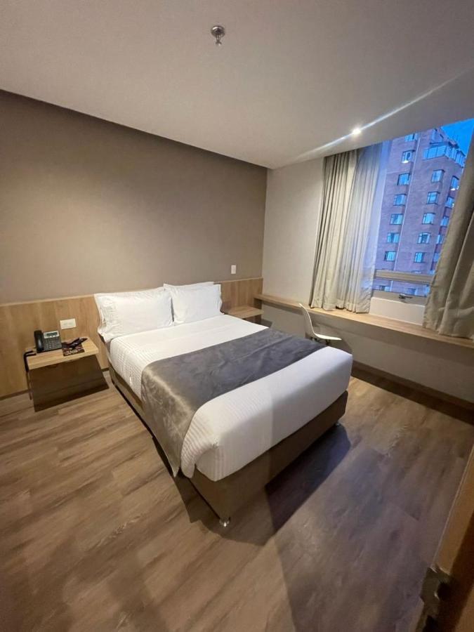 Em Hotel Corferias Embajada Americana 보고타 외부 사진