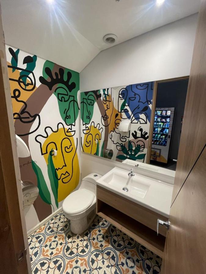 Em Hotel Corferias Embajada Americana 보고타 외부 사진